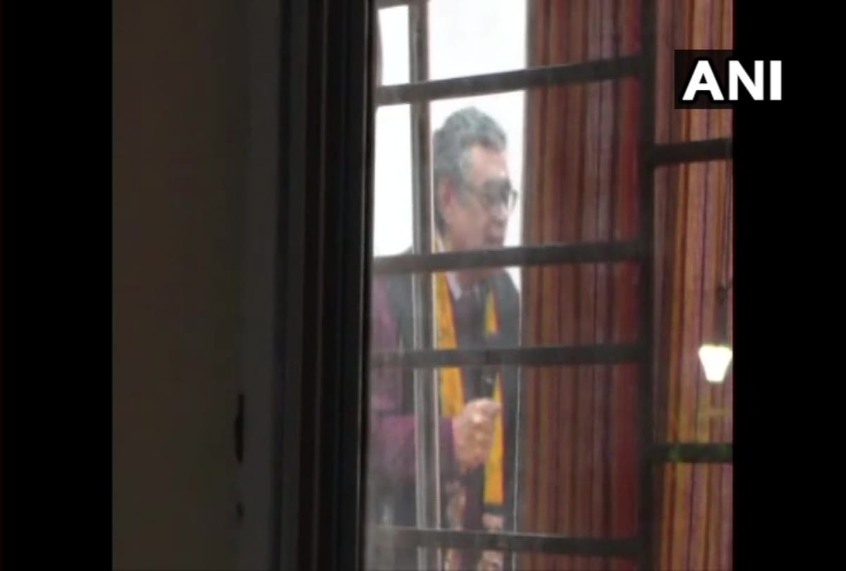 Rajya Sabha MP Swapan Dasgupta claims he has been locked into a room in birbhum