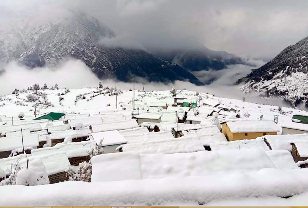 Snowfall covered 330 villages and 50 roads Blocked in uttarakhand Photos