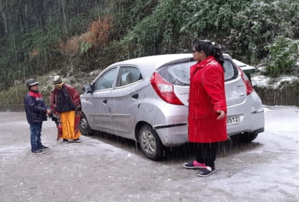 Snowfall covered 330 villages and 50 roads Blocked in uttarakhand Photos