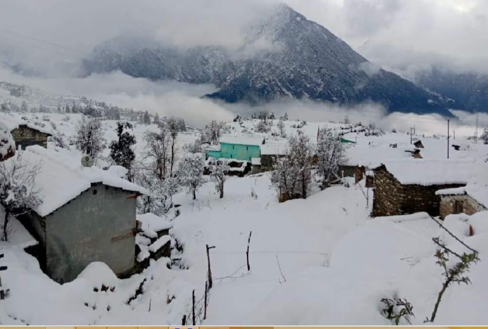 Snowfall covered 330 villages and 50 roads Blocked in uttarakhand Photos