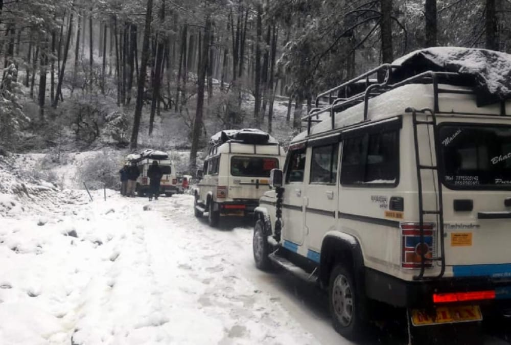 Snowfall covered 330 villages and 50 roads Blocked in uttarakhand Photos