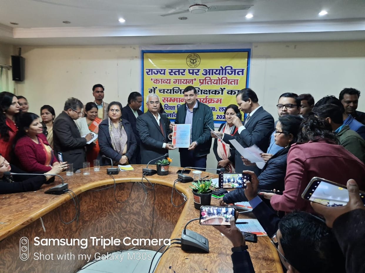 Principal conferred with Vikrant Kavya singing award