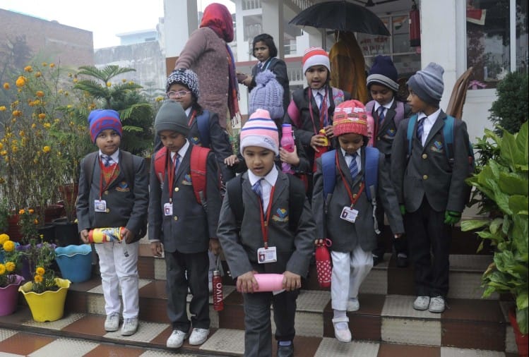 स्कूल जाते बच्चे।