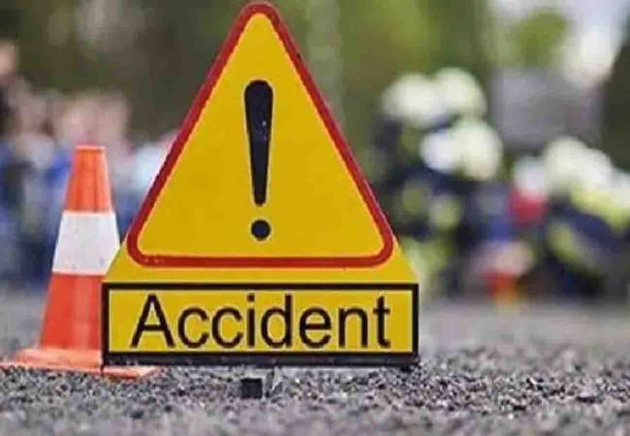 Mother and daughter died after being crushed by a truck on a highway in Fatehpur