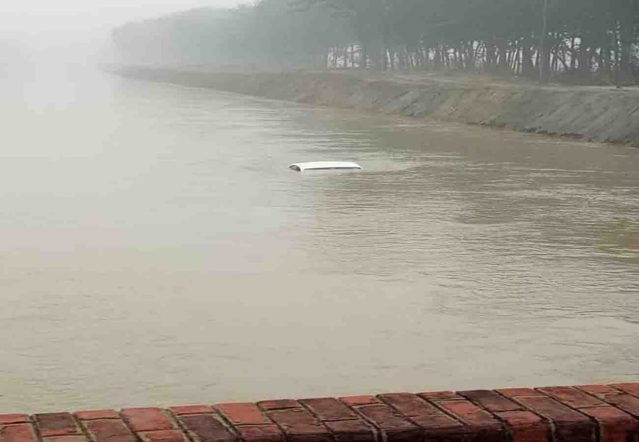 Hardoi: The couple's car fell into the canal, the wife has no clue