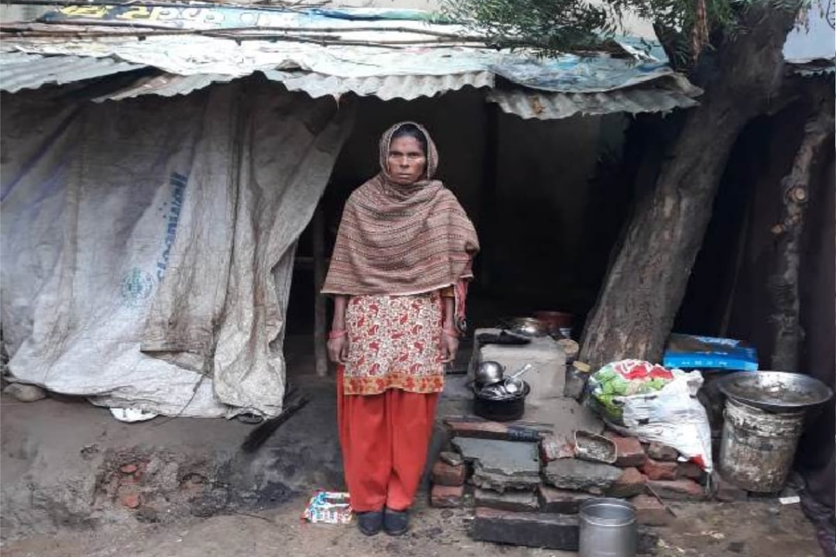 Family upset due to lack of installment of Pradhan Mantri Awas Yojana, forced to live in tarpaulin