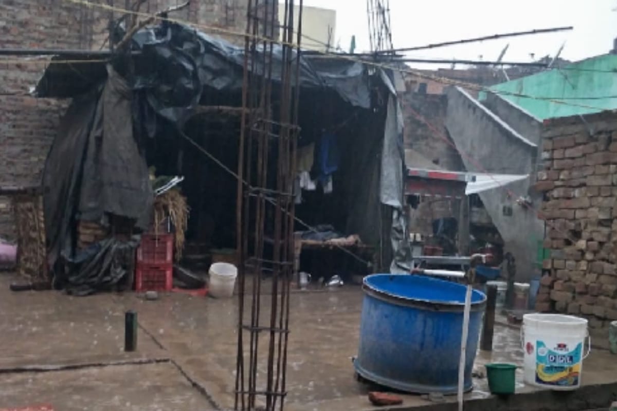 Family upset due to lack of installment of Pradhan Mantri Awas Yojana, forced to live in tarpaulin