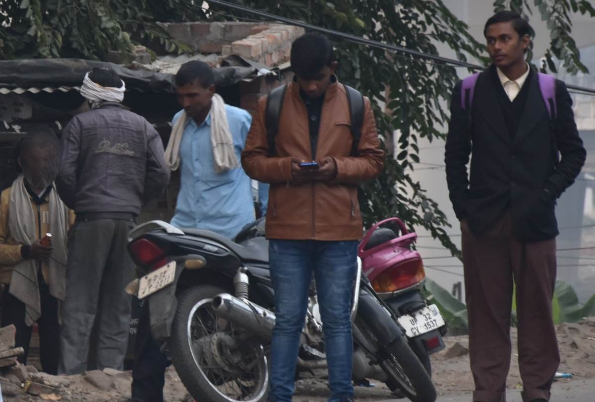 alcoholics are openly drinking liquor on the road
