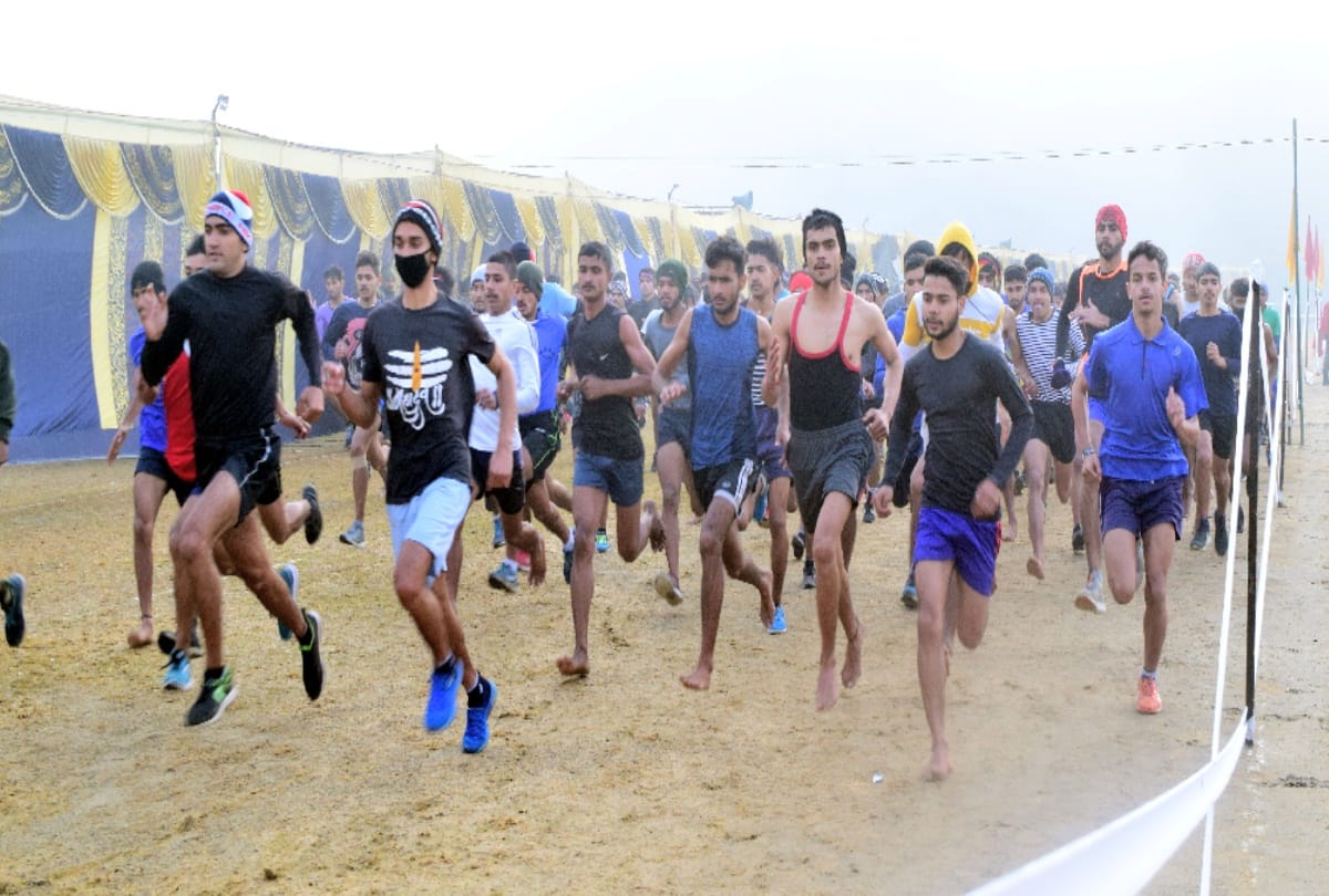 Army Recruitment: 1818 youths run for job in army in the cold