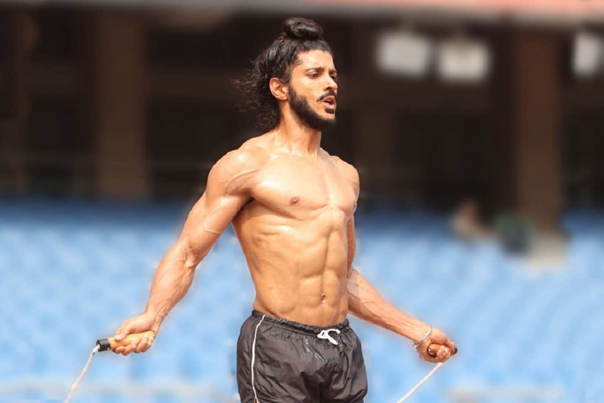 Farhan Akhtar Shuts Down Twitter User Calling Him VIP Brat For Using Drive-In Vaccination Facility