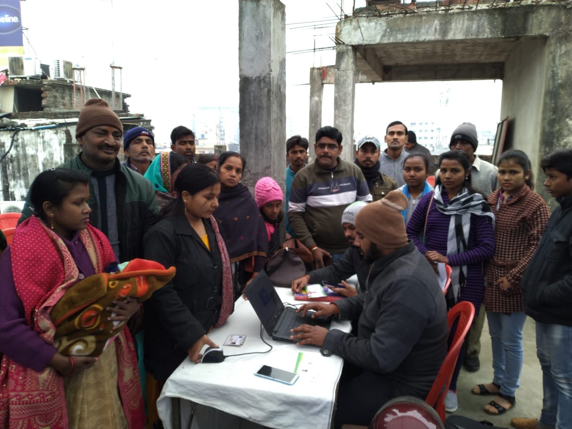 Amar Ujala orgnised camp Newspaper distributors got Ayushman Yojana golden card
