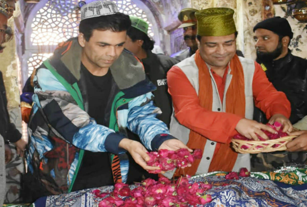 film director karan johar offering chadar on sheikh salim chishti dargah in fatehpur sikri