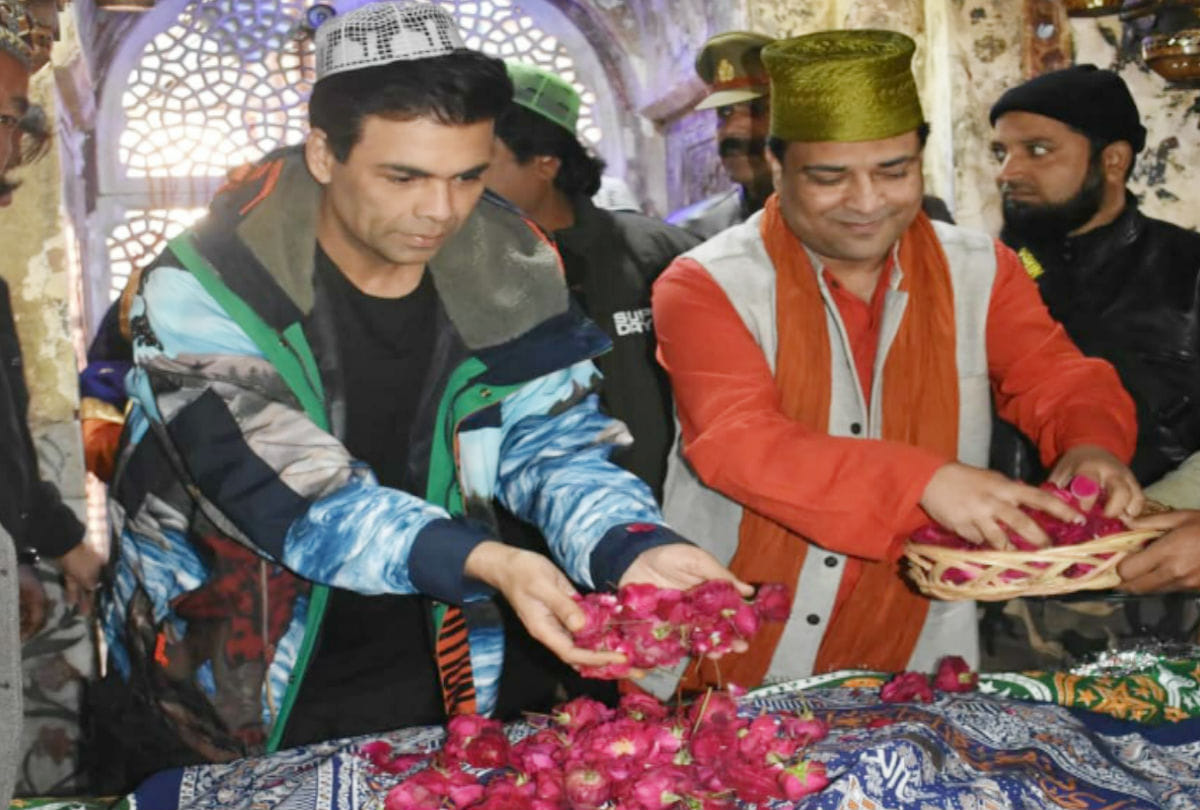 film director karan johar offering chadar on sheikh salim chishti dargah in fatehpur sikri