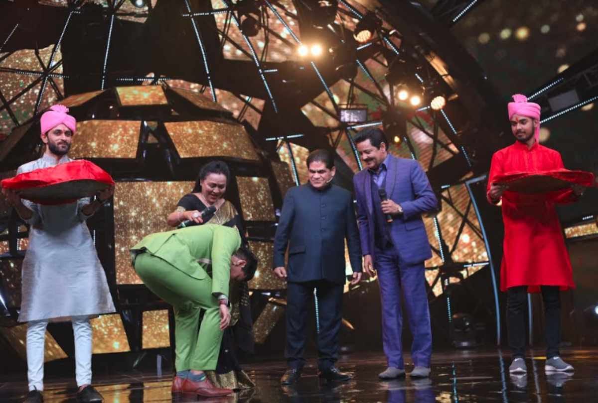 kumar sanu gave special gift to neha kakkar from aditya narayan in indian idol 11
