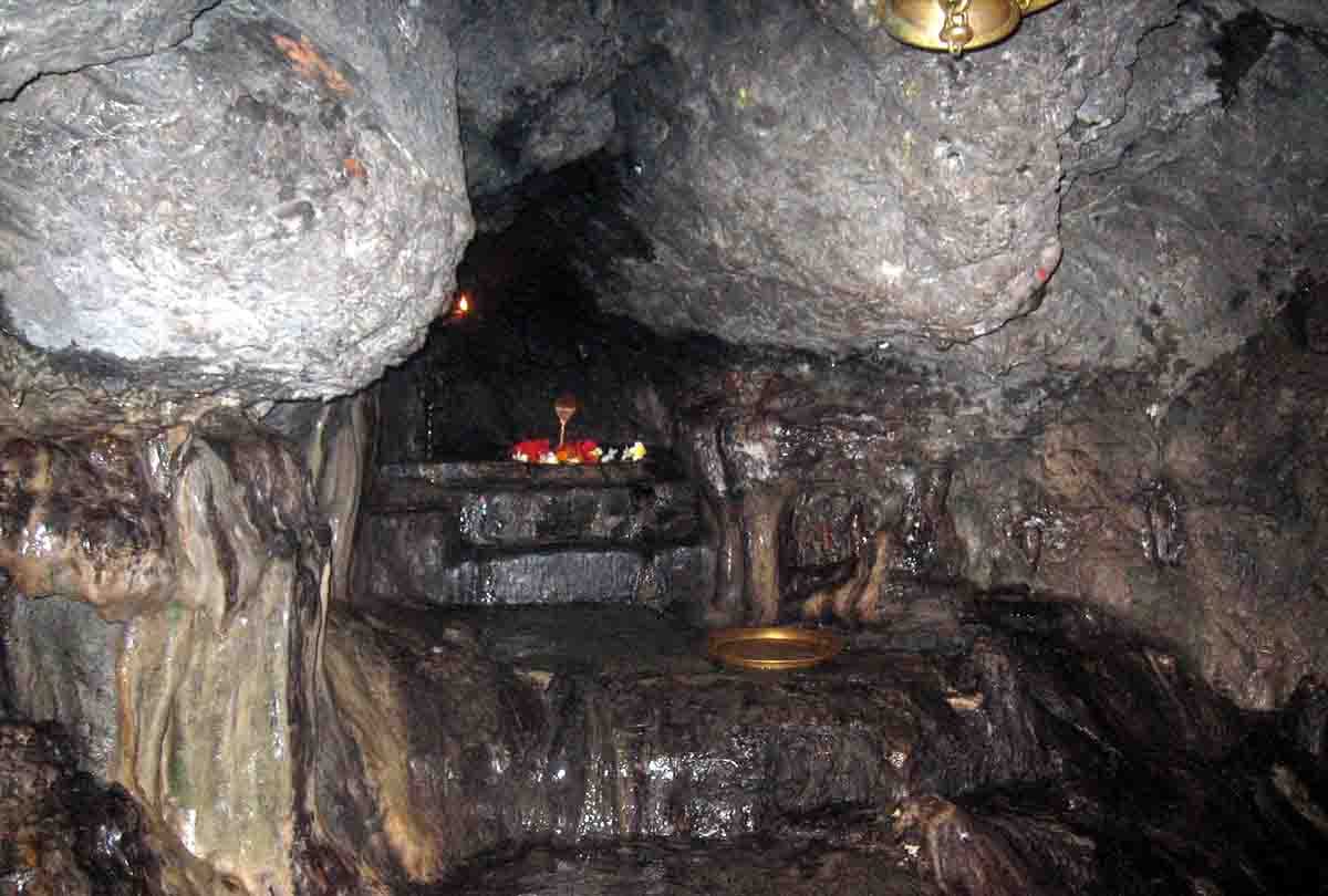 Shiva gufa in Mata Vaishno Devi Dham closed due to rock falls