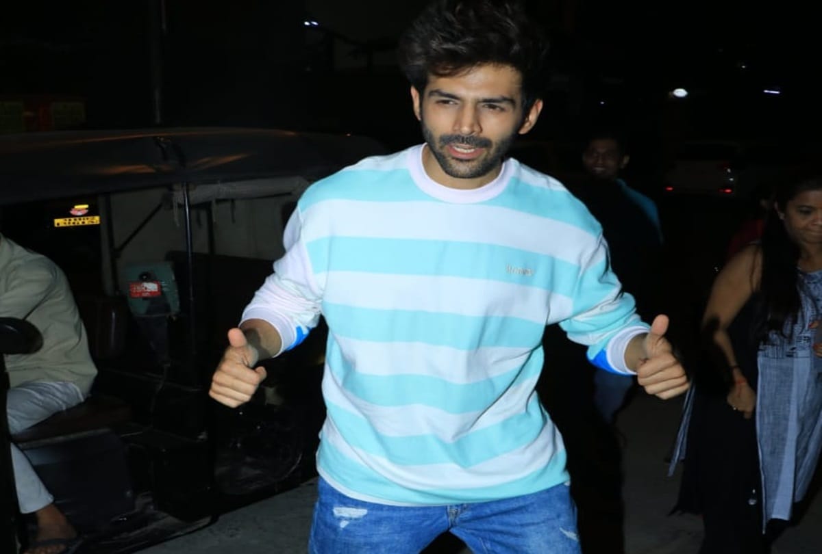 Kartik Aaryan Surprises Fans by Arriving in Auto Rickshaw at Film Producers Office