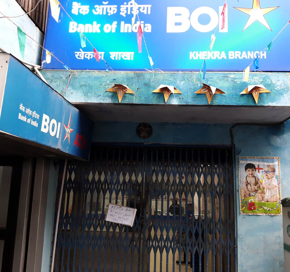 Locks hanging on banks, 150 crore transactions affected
