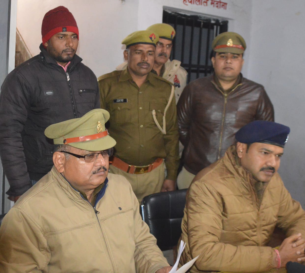 Hathras: Police were caught bargaining for 20 thousand rupees for cheating in TET, one was caught by the police