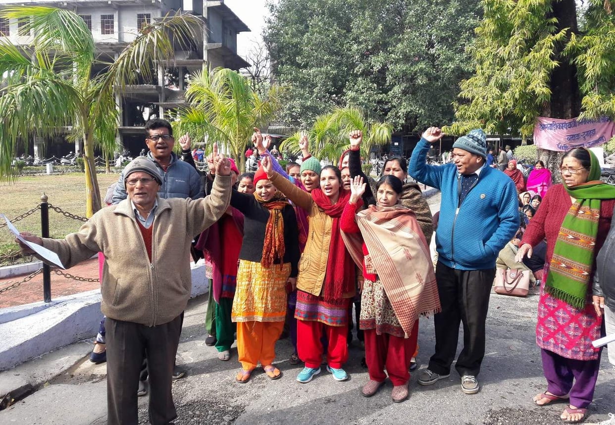 kaalaabad ke logon ka jal sansthaan ke khilaaph pradarshan