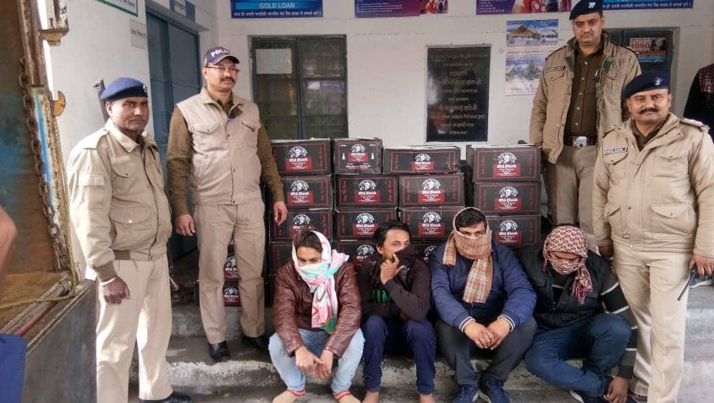 Haldwani: Police caught huge amount of illegal English liquor, four smugglers arrested