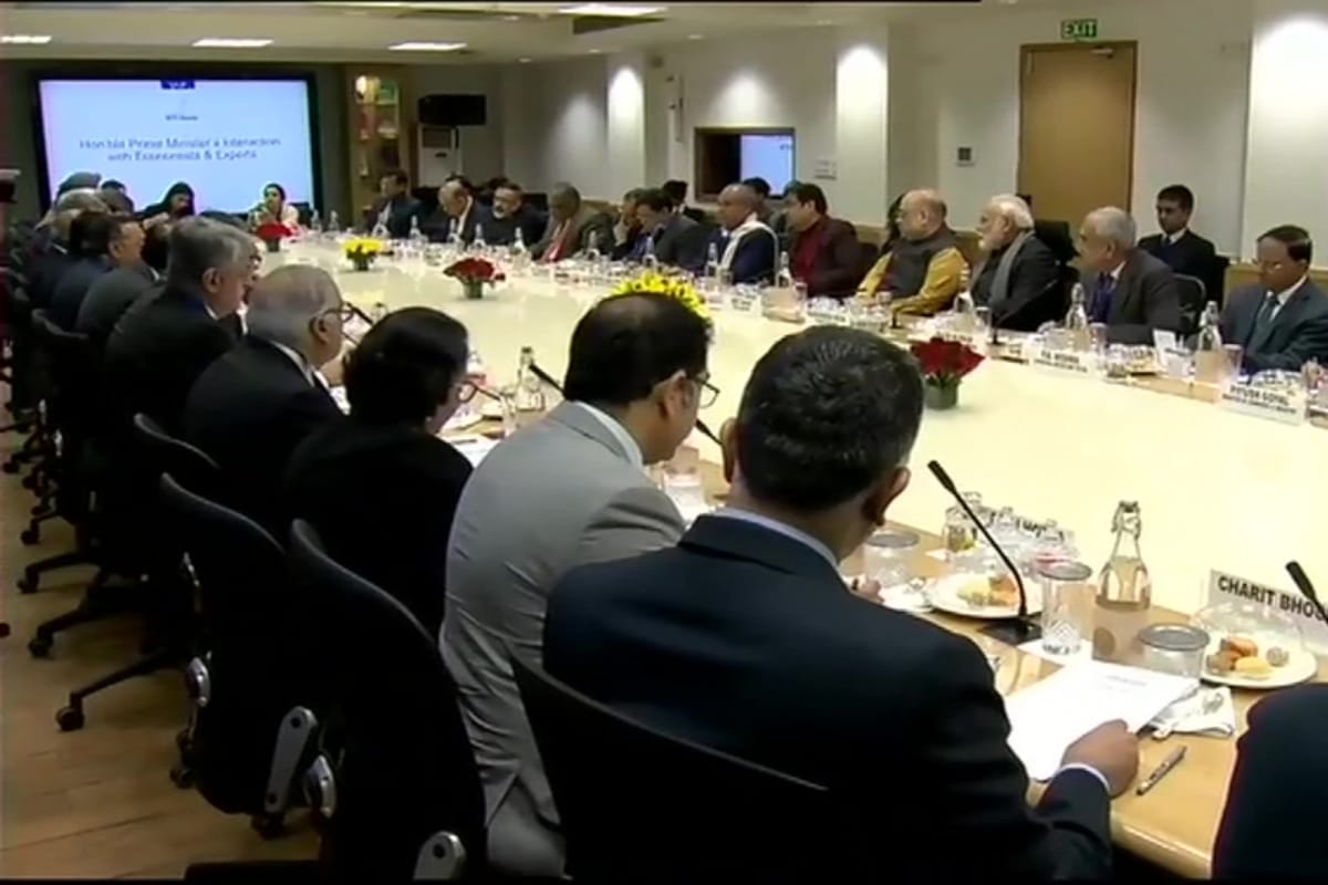 prime minister narendra modi meets economists, experts at niti aayog before budget