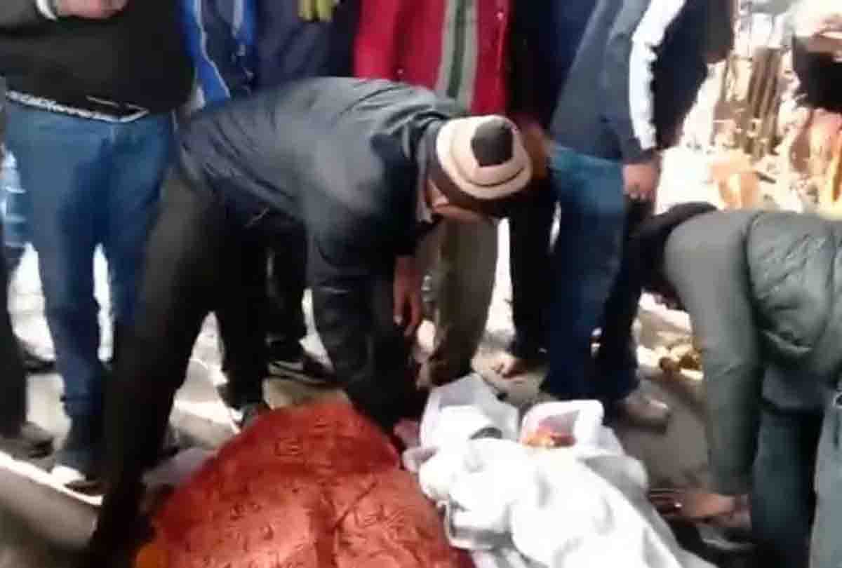 Burn innocent boy sticking to mother chest on pyre