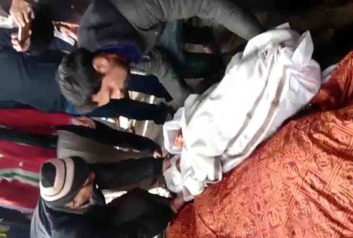 Burn innocent boy sticking to mother chest on pyre