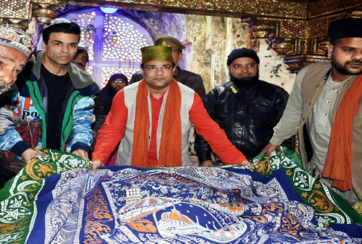 film director karan johar offering chadar on sheikh salim chishti dargah in fatehpur sikri