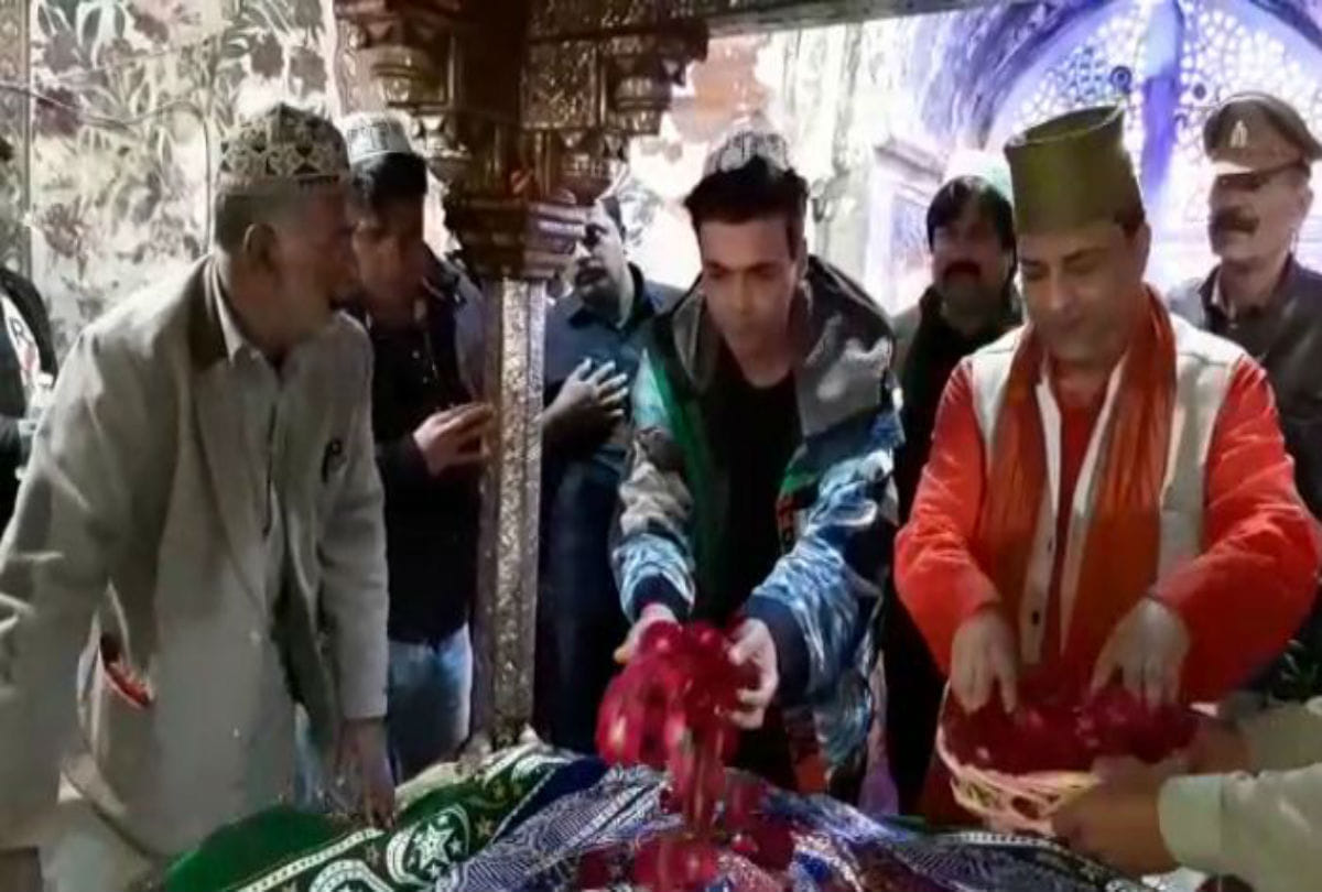 film director karan johar offering chadar on sheikh salim chishti dargah in fatehpur sikri