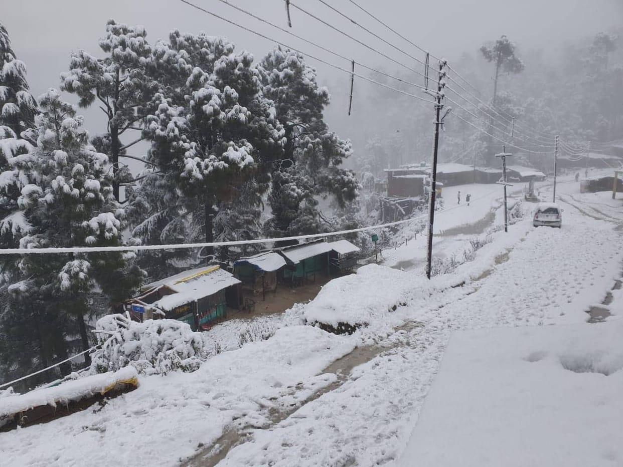 uttarakhand weather today: weather clear in dehradun snowfall in Munsyari