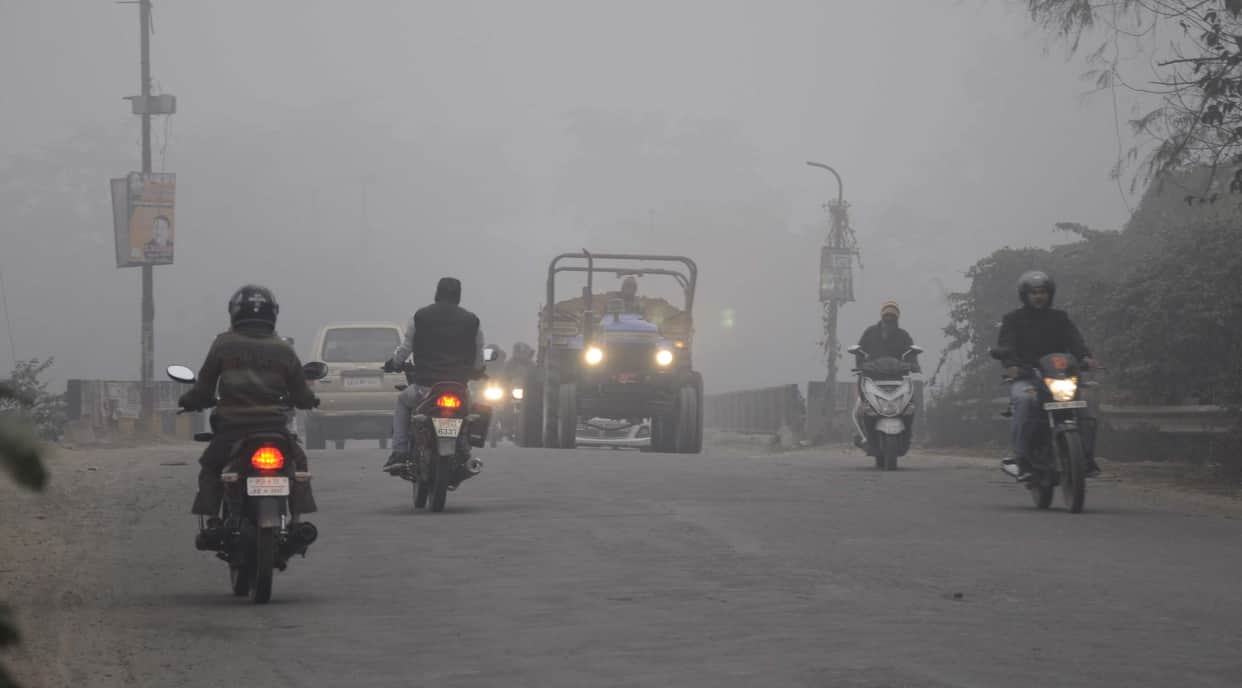 Pratapgarh: Fog throughout the day, hail fell with rain at night