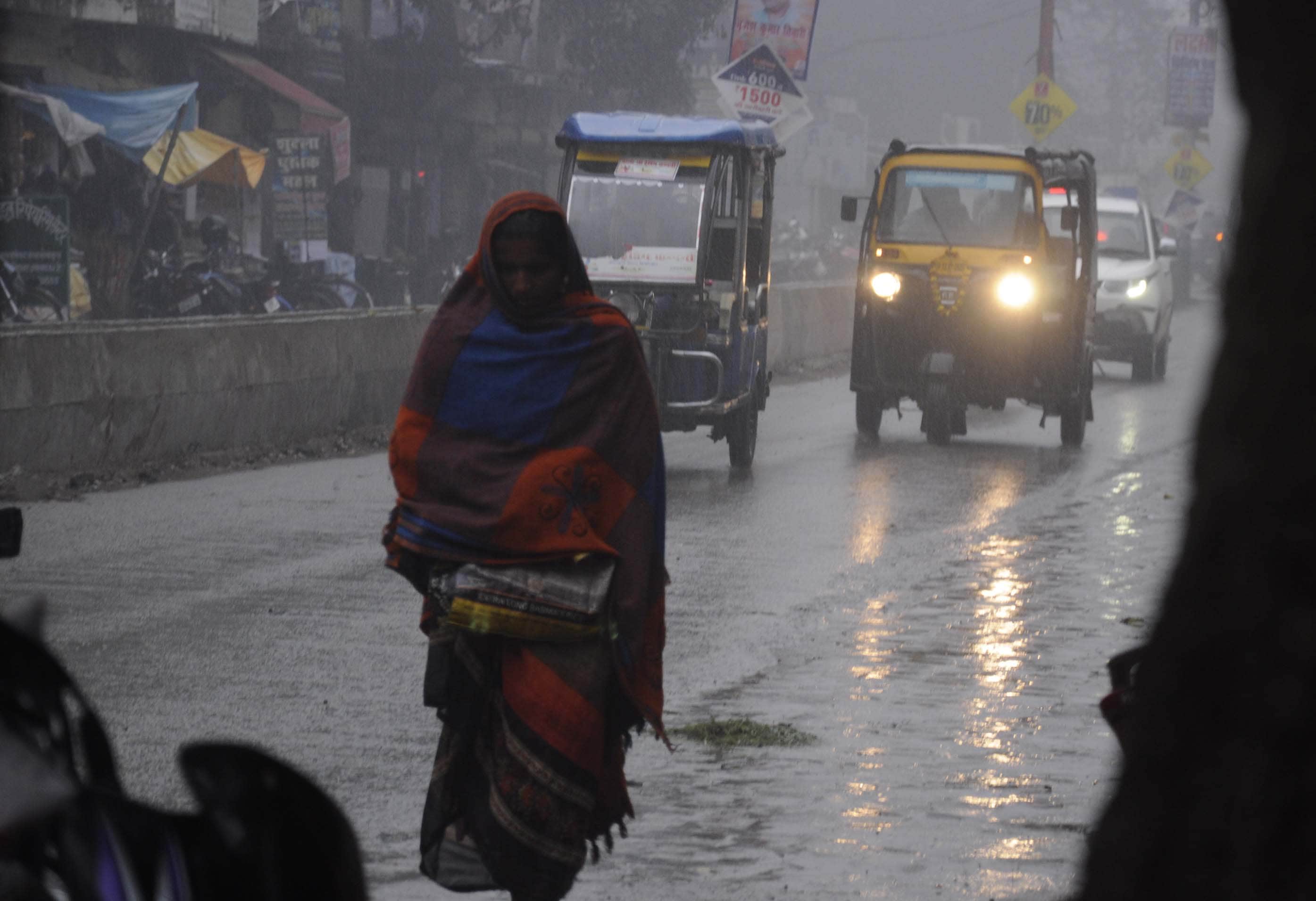 Pratapgarh: Fog throughout the day, hail fell with rain at night