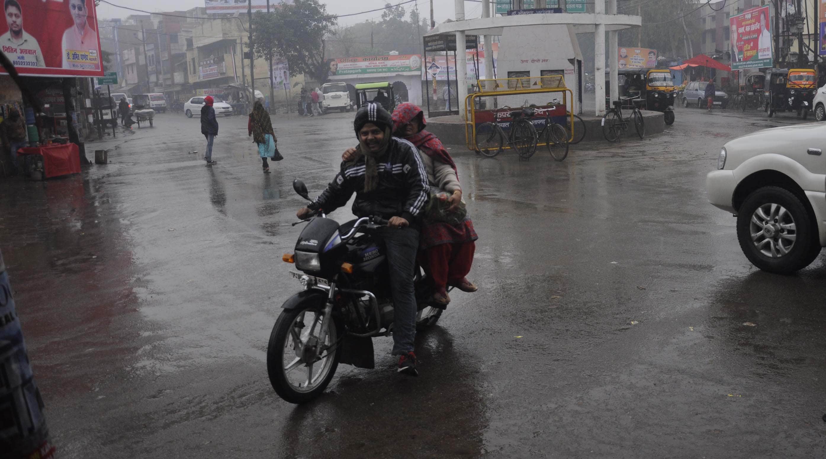 Pratapgarh: Fog throughout the day, hail fell with rain at night