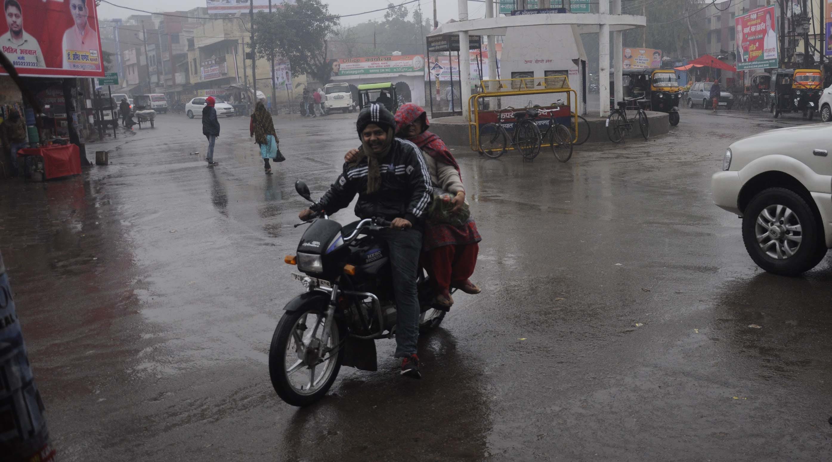 Pratapgarh: Fog throughout the day, hail fell with rain at night