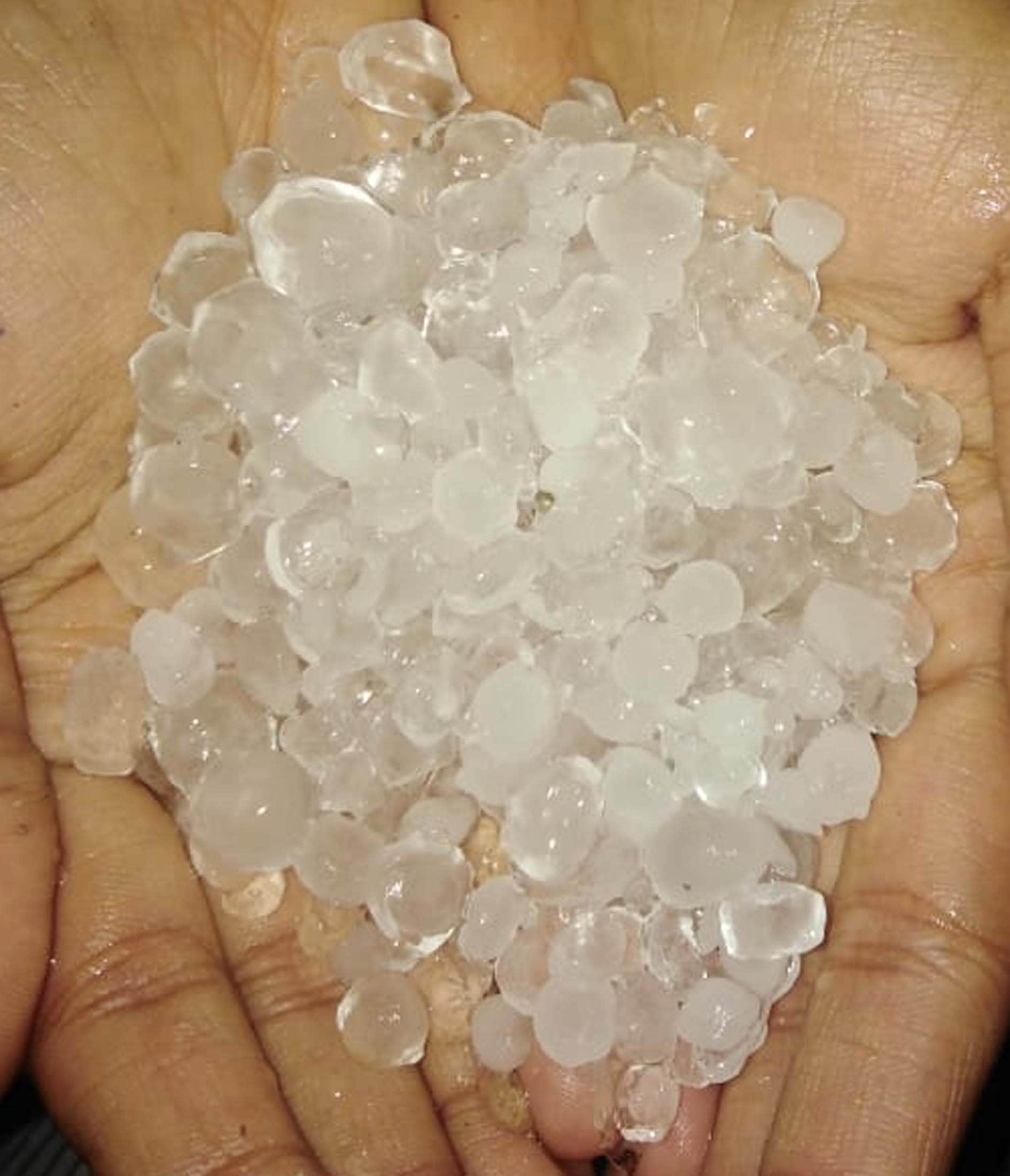 Pratapgarh: Fog throughout the day, hail fell with rain at night