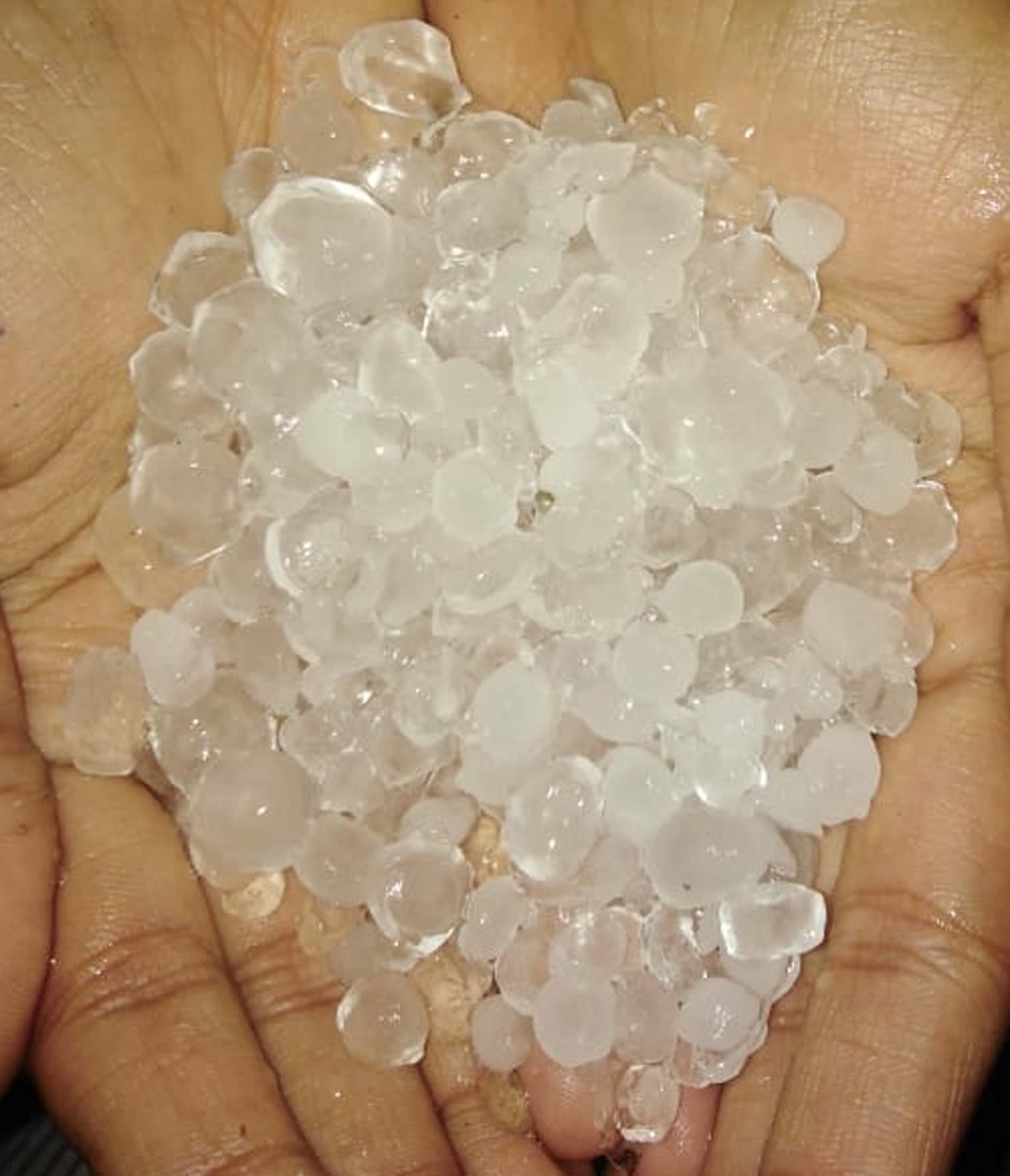 Pratapgarh: Fog throughout the day, hail fell with rain at night