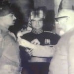 वीरचक्र से सम्मानित करते पूर्व राष्ट्रपति वीवी गिरी।
