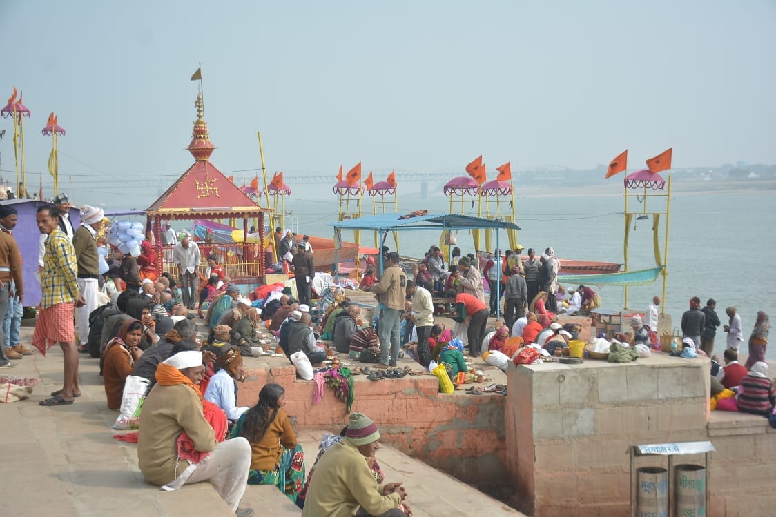 Varanasi: Lakhs of people visit Pata Purnima, meditate on the Ganges