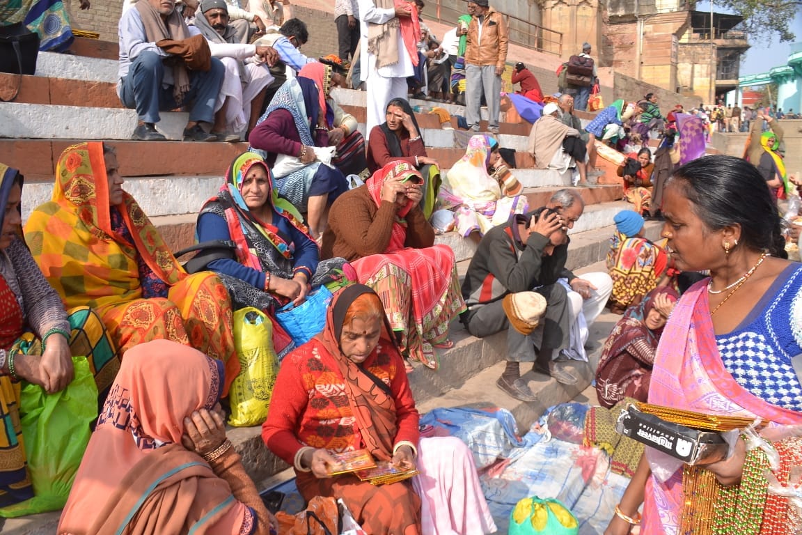 Varanasi: Lakhs of people visit Pata Purnima, meditate on the Ganges