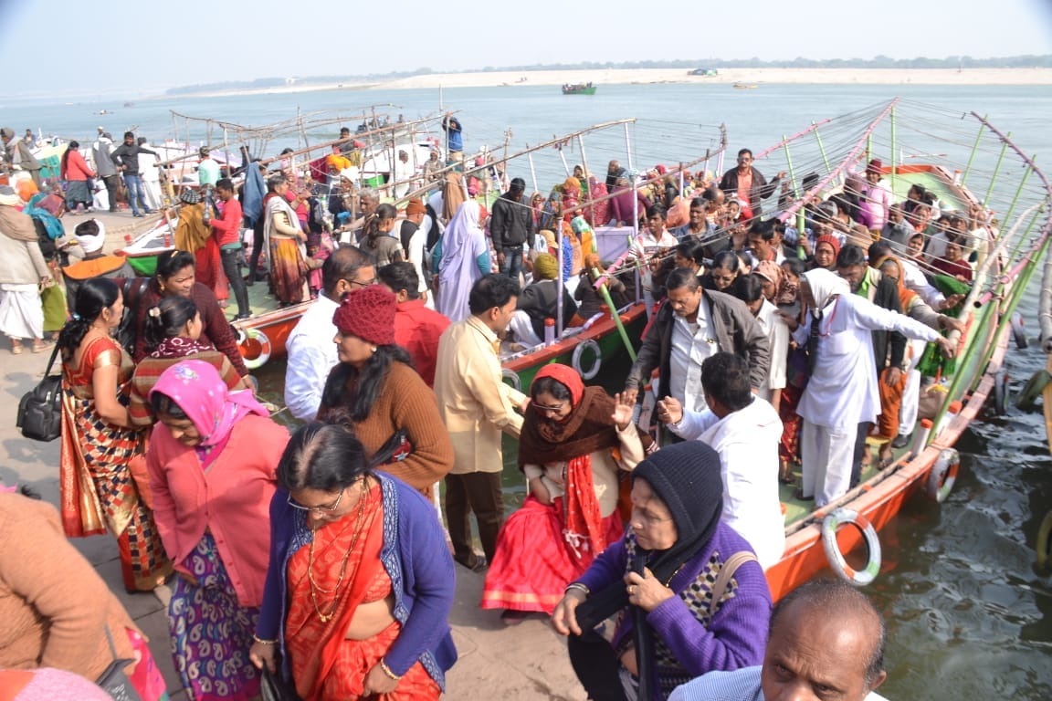 Varanasi: Lakhs of people visit Pata Purnima, meditate on the Ganges