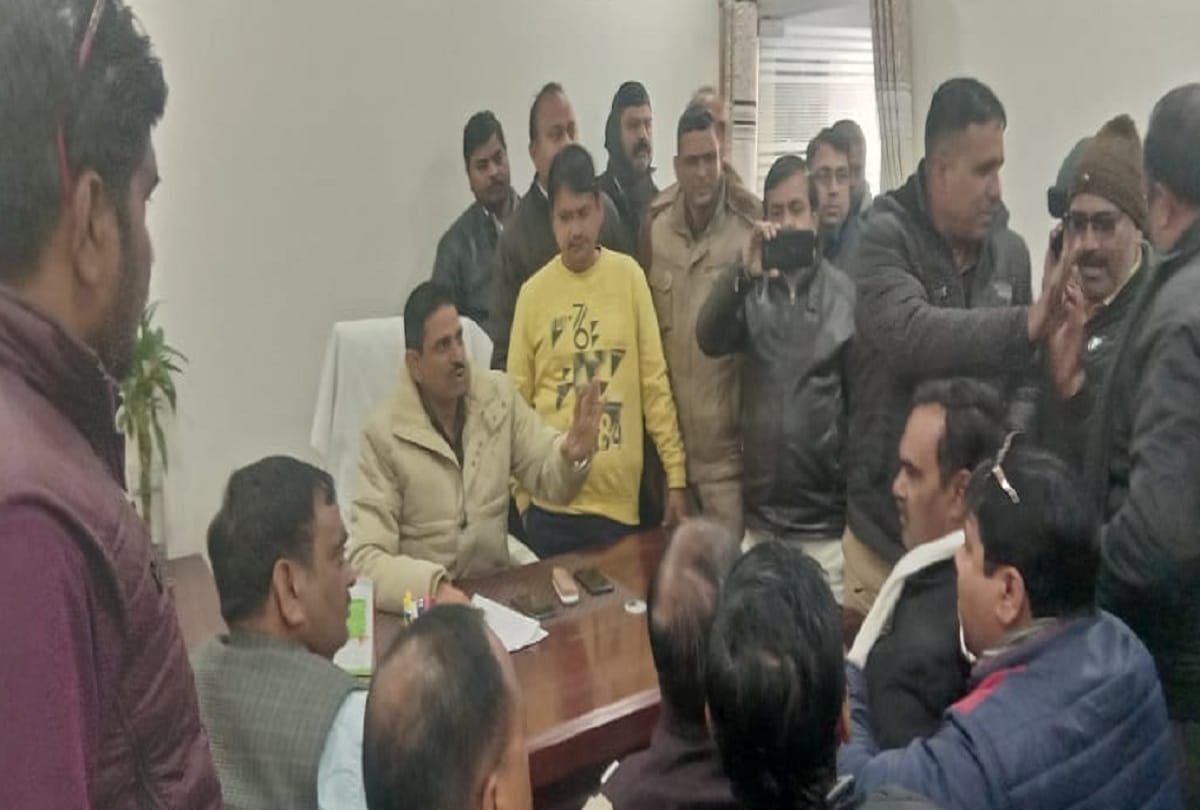 Two groups of teachers clash in Jhansi