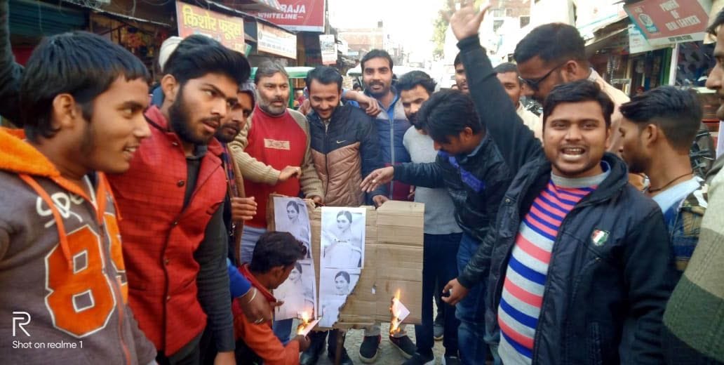 hindoo jaagaran manch ne phoonka deepika paadukon ka putala, jeenayoo maamale ko lekar biphare