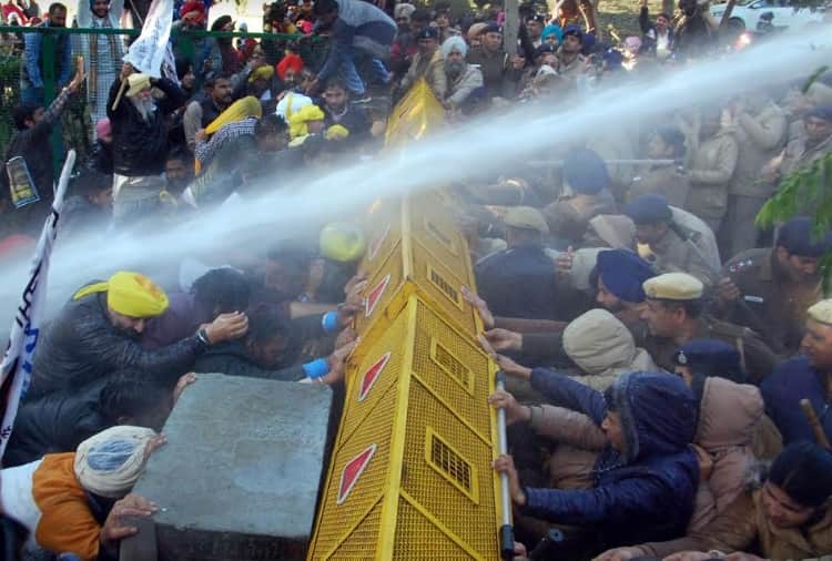 AAP leaders Protest outside punjab cm house, police used water cannon