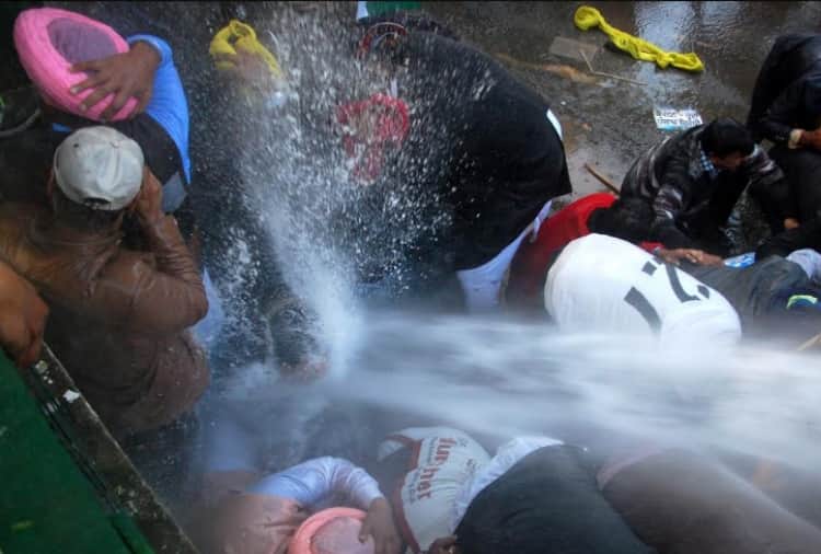 AAP leaders Protest outside punjab cm house, police used water cannon