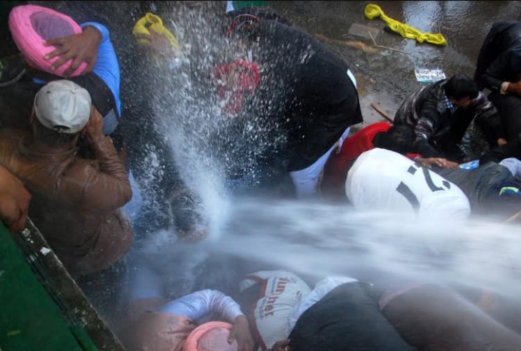 AAP leaders Protest outside punjab cm house, police used water cannon