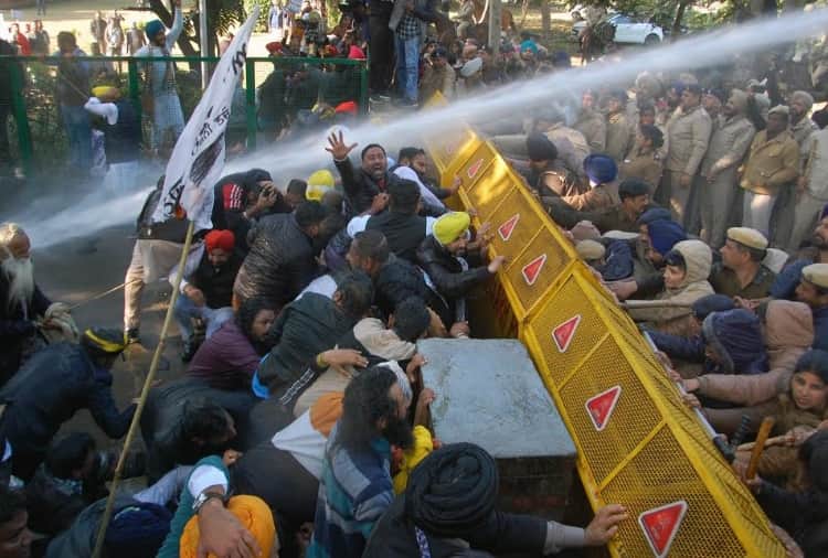 AAP leaders Protest outside punjab cm house, police used water cannon