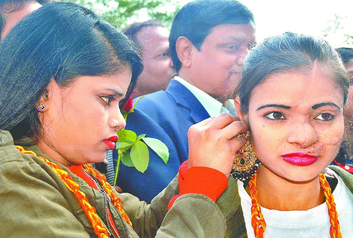 acid attack victims seen chhapaak movie in cinema hall agra