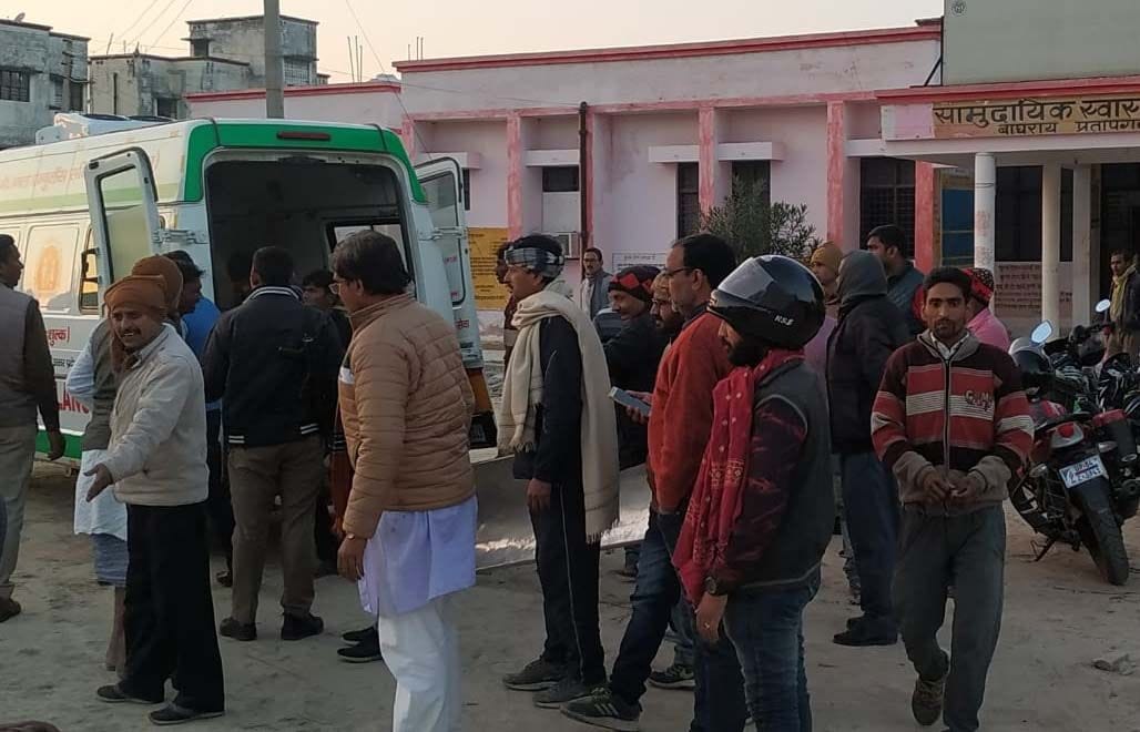 High speed pickup overturned, 12 people injured
