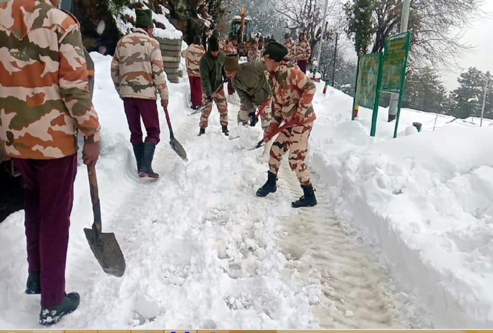 Army And ITBP Soldiers Remove Heavy Snow from Niti and mana Highway See Photos