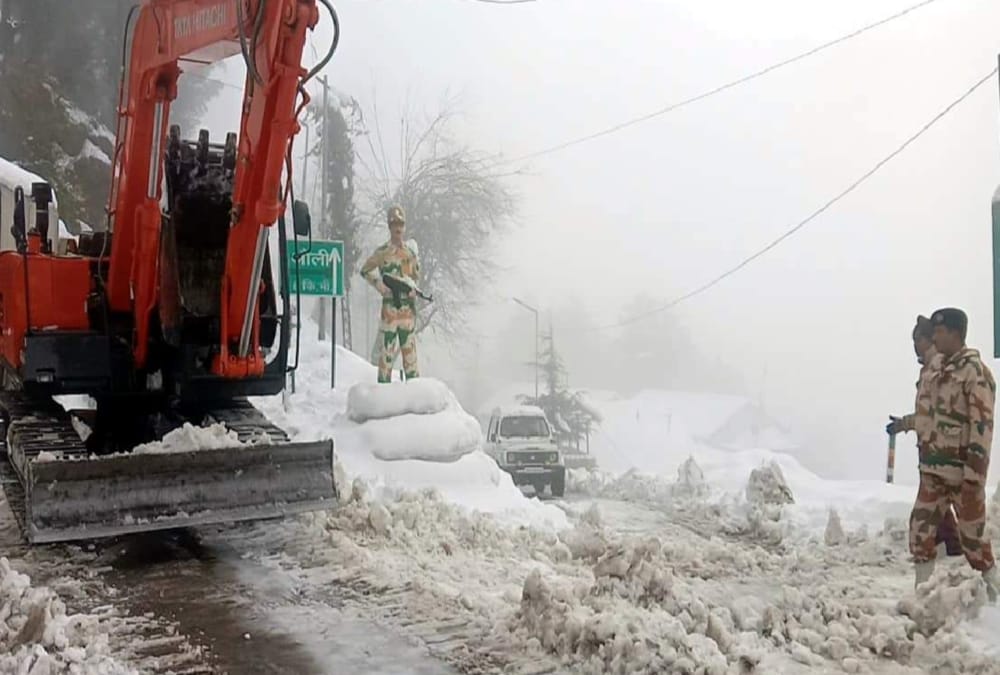 Army And ITBP Soldiers Remove Heavy Snow from Niti and mana Highway See Photos